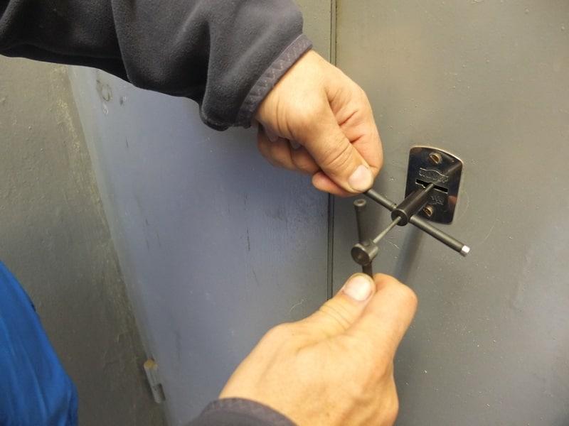 Срочное открытие замков гаража в Юрге