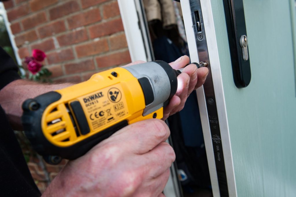 Установка замков входных дверей с выездом в Юрге